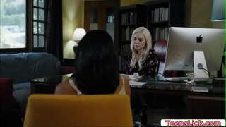 Avi प्यार सिर्फ देखो Kenzie टेलर भी आनंद मिलता है उसे बिल्ली