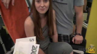 ���მრის ღალატი ფულადი ნებართვების hunter მდებარ მისი GF ცარიელი დარბაზი