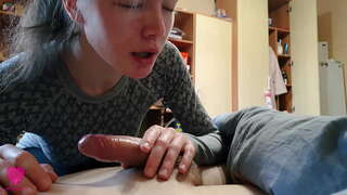 Страсни невешт blowjob од убава фигура убавина со cum во устата