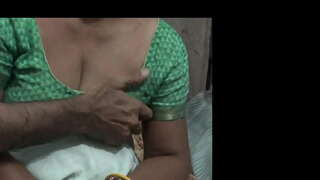 ���रण माँ के साथ उसकी माँ साझा सिंगल बेड