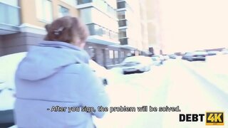 ДОЛГ4 tys. Barmanka Calibri Angel nie może zarabiać pieniędzy, ale może ona wykorzystać swoje seksowne wdzięki