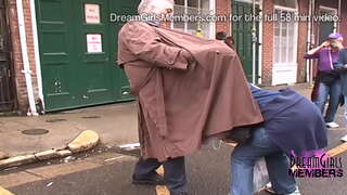 Hot Milfs Hit Op Den Stroossen Fir Glasperlen Zu New Orleans