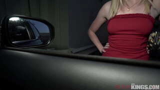 سڑک واکر طرف سے اٹھایا جاتا ہے 2 سینگ لڑکوں اور بڑی ڈک لیتا ہے