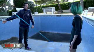 Emo teen მწვანე თმა, ღრმად და ღრმად