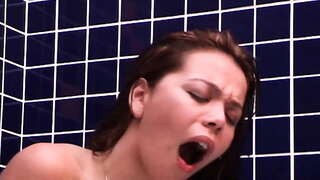 في الحمام ، طلبت ديك في الحمار!!!